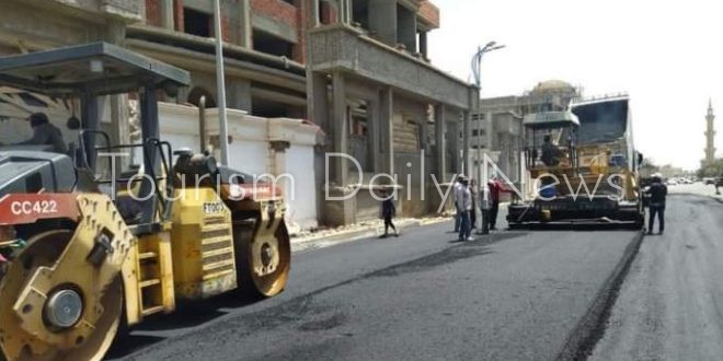 عايز تقرير صحفي جاهز للنشر ويركز على الجوانب السياحية أو الفندقية أوالسفر أوالاستثمار السياحى برؤية مختلفة وعنوان رئيسي قوي يركز على الأسعار لو فيه وبدون عناوين فرعية ولا يزيد على 550كلمة حول .. تواصل سلطنة عُمان ترسيخ حضورها على خريطة السياحة العالمية، بعد أن تم اختيارها في قائمة “لونلي بلانيت” ضمن أفضل الوجهات السياحية التي توصي بزيارتها خلال عام ٢٠٢٧، في اعتراف دولي جديد يجمع بين ما تتمتع به السلطنة من تنوع طبيعي وثقافي، وبين الضيافة العمانية الأصيلة أحد أكثر وأهم عناصر التجربة العُمانية استثنائية. وأعلنت “لونلي بلانيت” قائمتها السنوية الجديدة في سبتمبر 2026، لتضم 50 اختيارًا للسفر في عام 2027، موزعة على 25 وجهة سياحية تستحق الزيارة و25 تجربة سفر استثنائية حول العالم، وتوضح المؤسسة أن الاختيارات تستند إلى خبرات كتّابها ومحرريها ومجتمعها العالمي من خبراء السفر، وأن الوجهات المختارة خضعت لتجارب مباشرة من فريقها قبل إدراجها ضمن القائمة. الضيافة العمانية تصدّرت المشهد لم يكن حضور سلطنة عُمان في القائمة مرتبطا بمعلم سياحي واحد أو مدينة بعينها؛ إذ اختارت “لونلي بلانيت” تقديم السلطنة تحت عنوان «الأفضل للضيافة العربية»، في إشارة إلى أن التجربة السياحية العُمانية تتجاوز مشاهدة المناظر الطبيعية أو زيارة المواقع التاريخية والطبيعية، لتصل إلى طبيعة التواصل مع المجتمع المحلي وحفاوة استقبال الزائرين. وتصف الكاتبة المتخصصة في السفر “چيني ووكر” التي كتبت عن مناطق نائية في ثلاث قارات على مدى أكثر من عشرين عاما، سلطنة عمان كوجهة تجمع بين المشاهد الصحراوية الواسعة والجبال الشاهقة والساحل الطويل، بما يجعلها ملائمة للمسافرين الباحثين عن المغامرة، لكنها تشير في الوقت نفسه إلى أن ضيافة العُمانيين وما يلمسه السياح من كرم الضيافة يظل من أكثر أجزاء الرحلة استثنائية. ولا تبدو الإشادة بكرم الضيافة مجرد وصف ترويجي؛ فهي من أكثر الانطباعات التي تتكرر في تجارب المسافرين الذين يزورون سلطنة عمان، سواء في المدن أو القرى أو المناطق الجبلية والصحراوية. كثيرون يتحدثون عن بساطة الترحيب، وكرم الاستقبال، والاستعداد الفطري لمساعدة الزائرين ومشاركتهم تفاصيل الحياة المحلية، وهو ما يمنح الرحلة طابعًا إنسانيًا يتجاوز زيارة المعالم وحدها. من مسقط إلى الصحراء والجبال… تجربة متعددة الوجوه ويفسر التنوع الجغرافي الواسع جانبا مهما من اختيار سلطنة عمان. ففي مسقط، يمكن للسياح الانتقال بين كورنيش مطرح وسوق مطرح وجامع السلطان قابوس الأكبر ودار الأوبرا السلطانية، في تجربة تجمع بين العمارة والثقافة والحياة اليومية. وخارج العاصمة، تتغير المشاهد سريعا باتجاه الجبال والأودية والقلاع والصحاري والسواحل الخلابة. وفي المادة التي نشرتها “لونلي بلانيت” بالتزامن مع إعلان Best in Travel 2027 حول أفضل التجارب في السلطنة، سلطت المجلة الضوء على مجموعة واسعة من الأنشطة؛ من استكشاف كورنيش مطرح والجامع الأكبر، إلى التجارب البحرية بالقرب من جزر الديمانيات، ومشاهدة السلاحف في رأس الجنز، والانطلاق نحو التضاريس الجبلية في وادي غول، وصولًا إلى خوض التجربة الصحراوية والتعرف إلى نمط الحياة المحلية في رمال الشرقية. كما تعكس قائمة الأماكن التي توصي بها “لونلي بلانيت” نوع الوجهة نفسها، إذ تجمع بين مسقط ونزوى والجبل الأخضر وجبل شمس ومسندم وظفار ورمال الشرقية وظفار، وهو تنوع يمنح المسافر القدرة على الانتقال خلال الرحلة الواحدة من المدن والأسواق والحصون إلى المسارات الجبلية والصحارى والسواحل والمناطق الخضراء الموسمية في جنوب البلاد الى مشاهدة الدلافين والسلاحف. ويأتي اختيار “لونلي بلانيت” في توقيت تشهد فيه الوجهات العُمانية اعترافات إقليمية أخرى؛ ففي سبتمبر 2026 تم اختيار ولاية الجبل الأخضر عاصمة للسياحة الخليجية لعام 2027، وهو ما يعزز حضور سلطنة عمان خلال العام نفسه على مستوى السياحة الإقليمية والدولية. سلطنة عُمان 2027… دعوة لاكتشاف روح الضيافة الأصيلة تكمن الرسالة الأوضح وراء اختيار سلطنة عمان ضمن هذه القائمة هي أن الرحلة إليها تعتبر رحلة متكاملة من التجارب المختلفة بين الصحراء والشواطئ والمدن التاريخية والأسواق القديمة، وصولاً إلى طبيعة ظفار الموسمية ومسندم وتكويناتها الساحلية، تقدم السلطنة أنماطًا متعددة من السفر داخل وجهة واحدة. لكن “لونلي بلانيت” اختارت جانب آخر أكثر انسانية وهو أن تضع المواطن العماني في قلب هذه الصورة ومدى اهتمامه بزوار بلده معتبرة أن أكثر ما يمنح الرحلة استثنائية هو شعور الزائر بالضيافة والترحاب واقترابه من ثقافة المكان وسكانه وطريقة استقبال أهله لضيوفهم. وبهذا الاختيار، تدخل سلطنة عُمان عام 2027 باعتبارها واحدة من ضمن 25 وجهة عالمية توصي “لونلي بلانيت” بالسفر إليها، ليس فقط لما تمتلكه من صحارى وجبال وسواحل وتراث عريق، وإنما لأنها تقدم واحدة من أكثر صور الضيافة حضوراً في تجربة السفر؛ وهي ميزة تجعل من الرحلة إلى سلطنة عمان تجربة تتشكل في المكان والإنسان معاً.