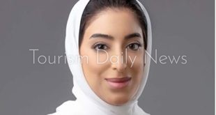 فاطمة بنت جعفر الصيرفي وزيرة السياحة